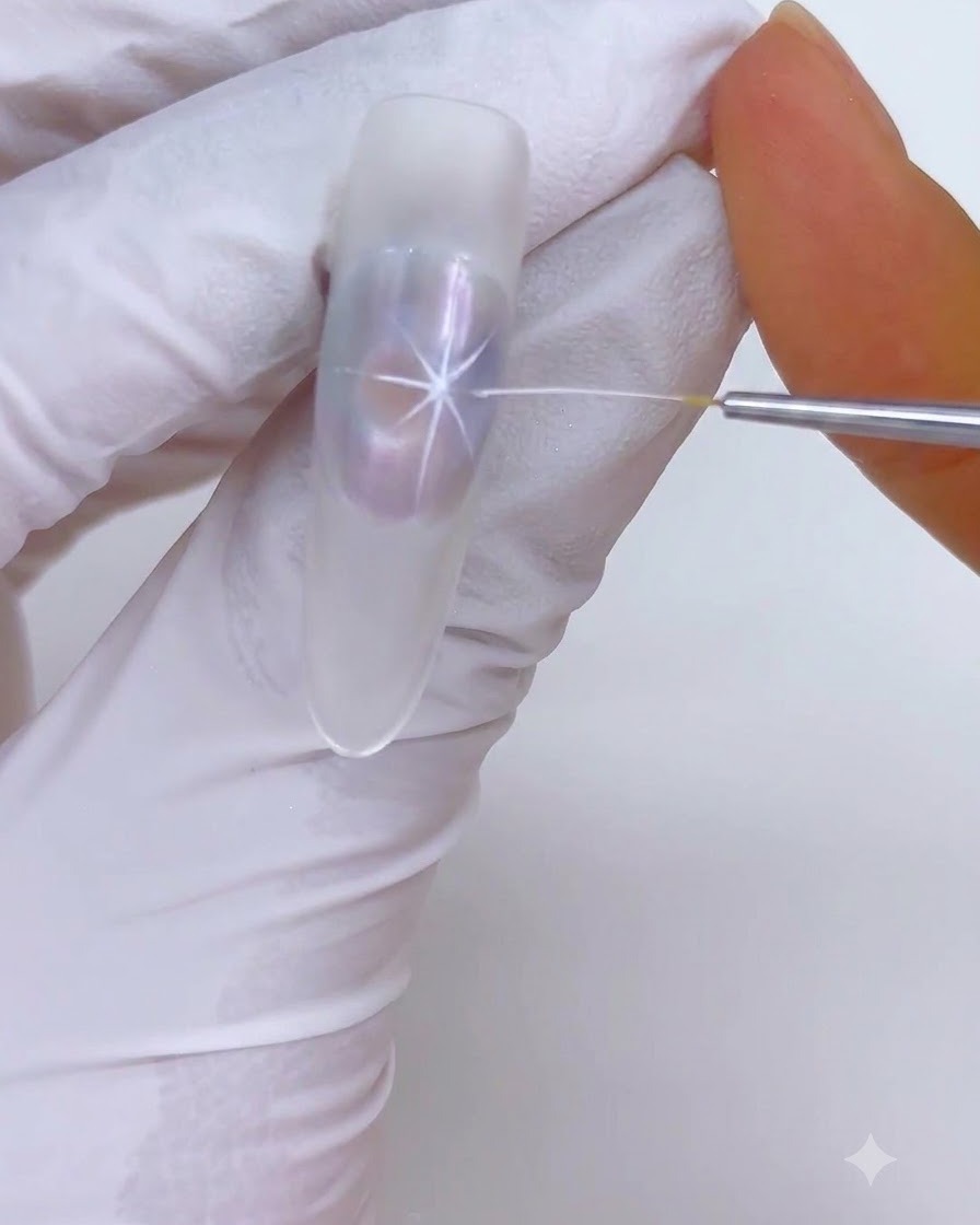 Un pinceau liner fin dessinant des reflets détoiles blancs sur un design dongle translucide.