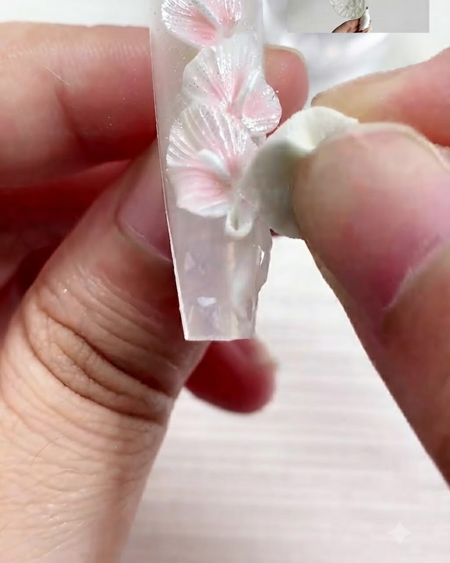Un pinceau fin appliquant des accents détaillés avec le gel S01 sur longle décoré.