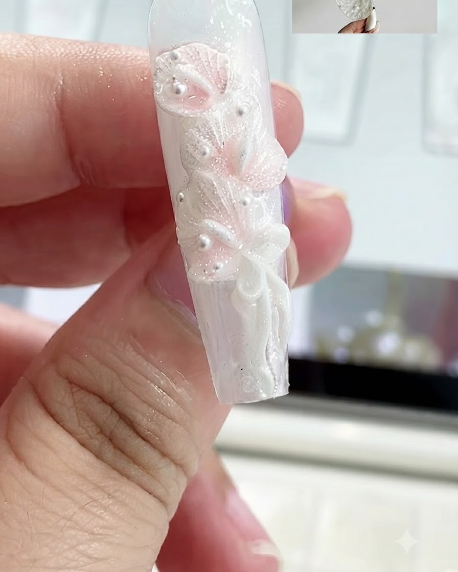 Une vue rapprochée de gel de modelage roulé en une fine bande et aplati sur un onglet.