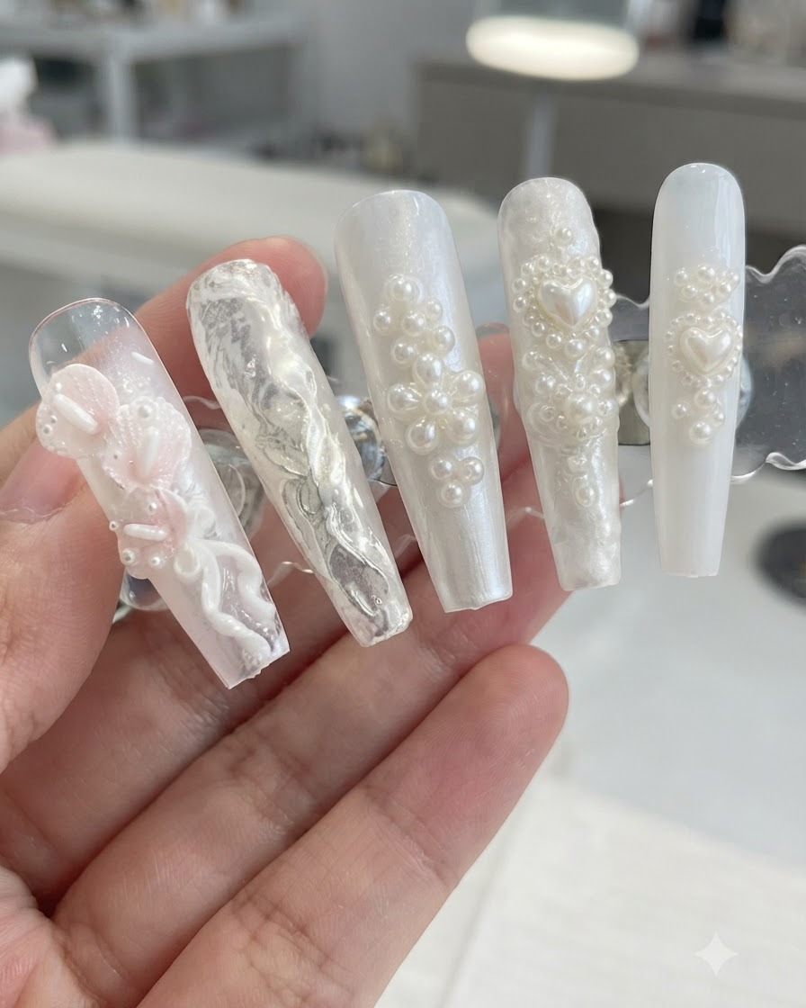 Un présentoir mettant en valeur des designs dongles 3D perlés et floraux après avoir balayé lexcès de poudre scintillante.