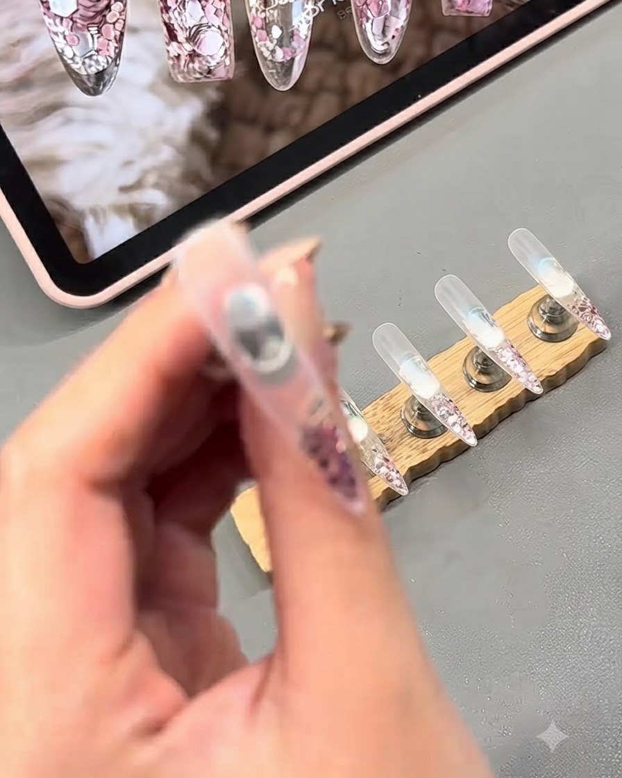 Vue rapprochée dun gel transparent appliqué sur des paillettes sur un ongle.