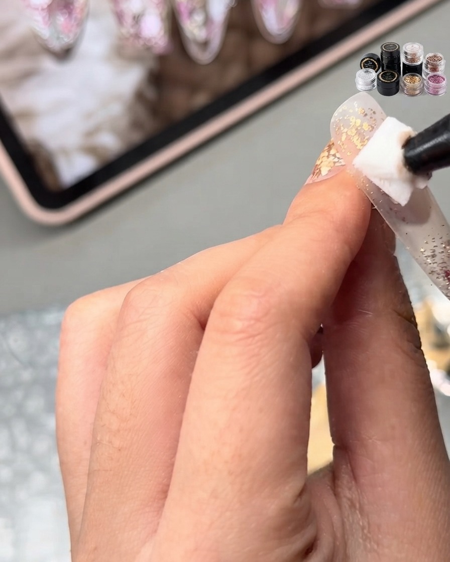 Une éponge ou un applicateur tamponnant du gel de base nude sur la surface de longle.