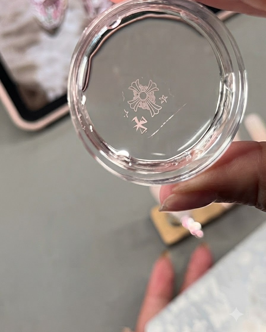 Une tête de tampon jelly transparente montrant un motif transféré de croix et détoiles style Chrome Hearts.