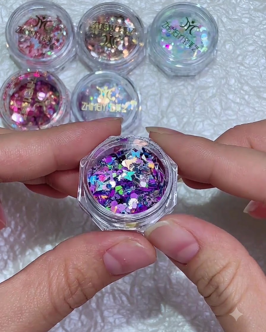 Un gros plan dun pinceau à ongles appliquant une couche transparente de gel de renforcement sur un ongle naturel.