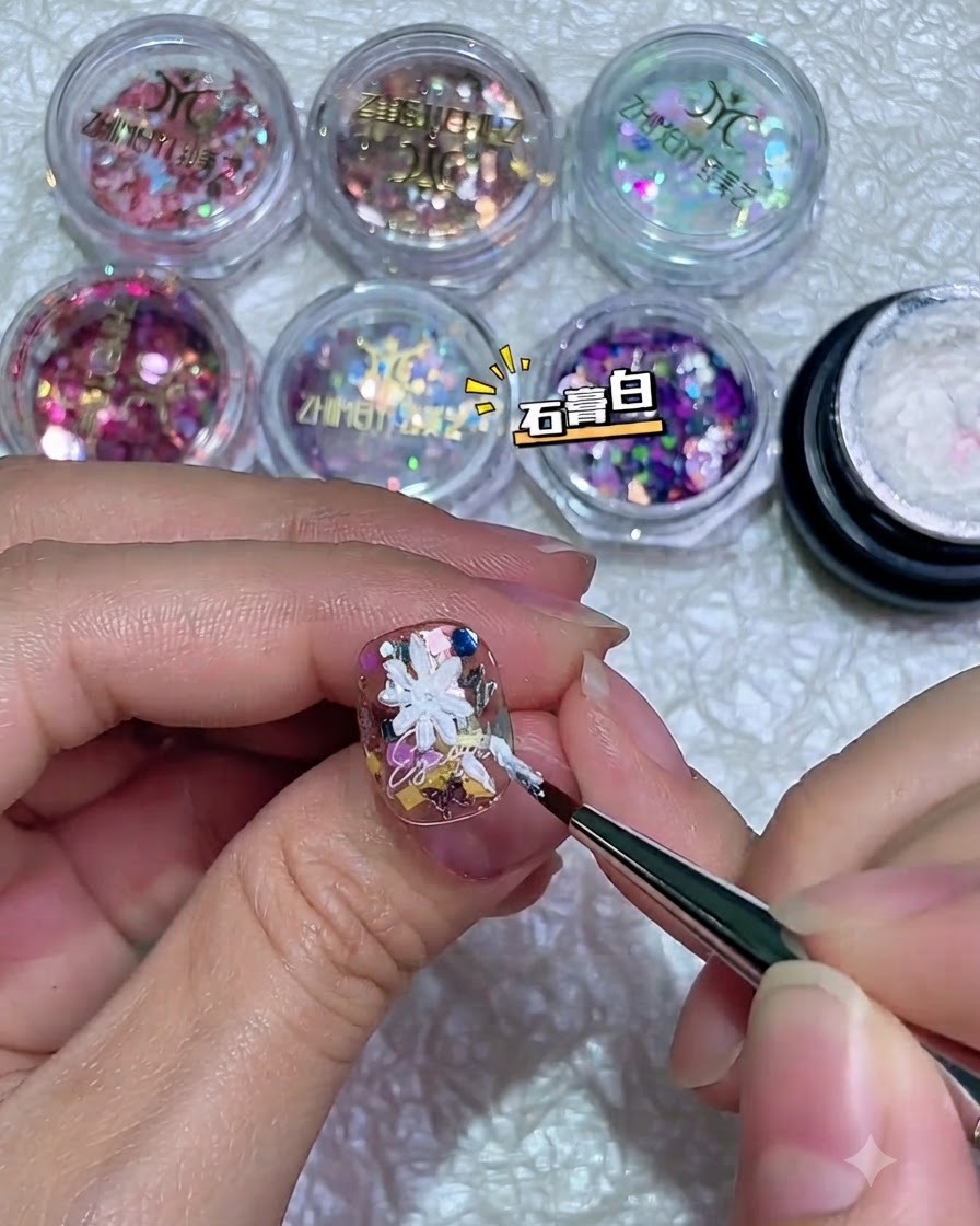 Une structure de marguerite 3D blanche entièrement formée peinte sur un ongle décoré à laide de gel épais.