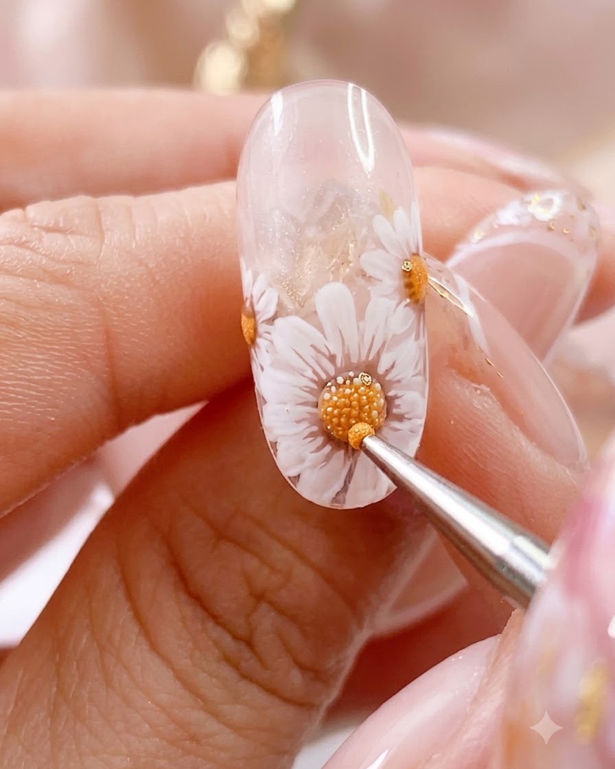 Un pinceau de détail travaillant sur un ongle catalysé présentant une marguerite avec des accents pointillés complexes.