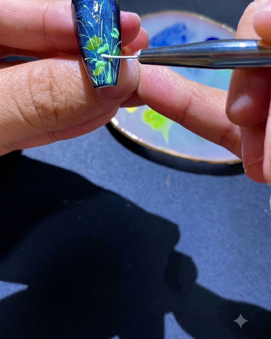 Un outil de précision dessinant les contours des pétales de marguerite sur un ongle.
