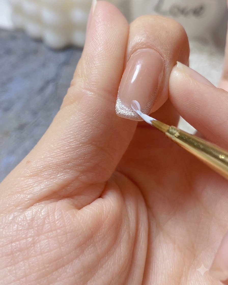 Un pinceau fin appliquant une noisette de gel relief blanc épais pour former un pétale de marguerite 3D sur la pointe dun ongle.
