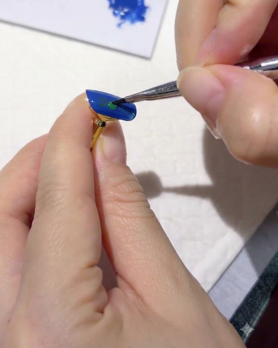Un pinceau liner fin ajoutant de minuscules traits de feuilles vert foncé sur une surface dongle peinte en bleu.
