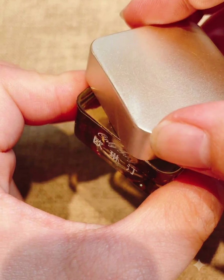 Un pinceau appliquant un top coat transparent et brillant sur un design dongle texturé.