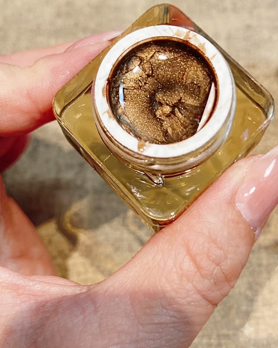 Un outil plaçant un petit strass scintillant à côté dune rose peinte et finie sur un ongle.