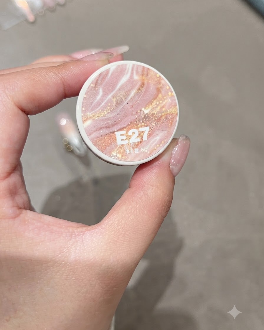 Un pot de gel Qijimiaomiao E27 tenu dans la main.