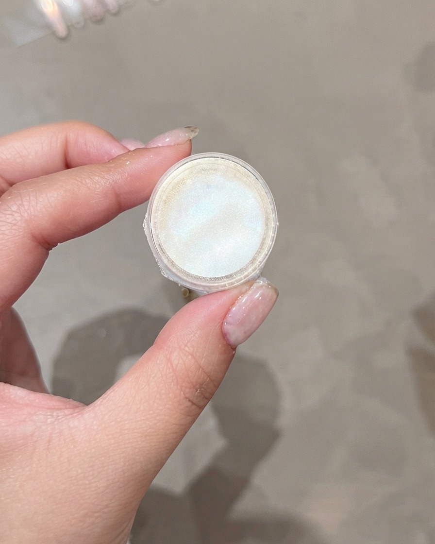 Un pot de poudre scintillante utilisé pour les effets de finition.