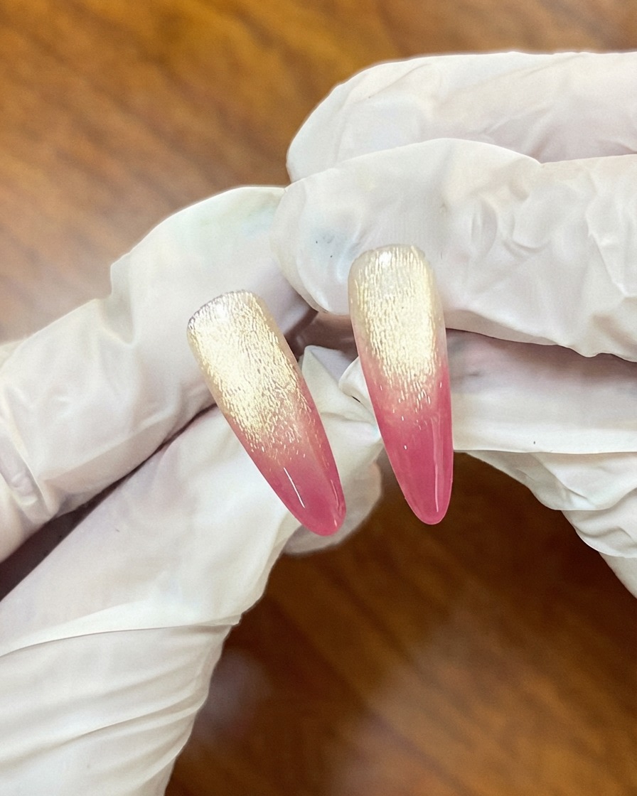 Ongles placés à lintérieur dune lampe de catalysation UV après lapplication de la première couche de dégradé.