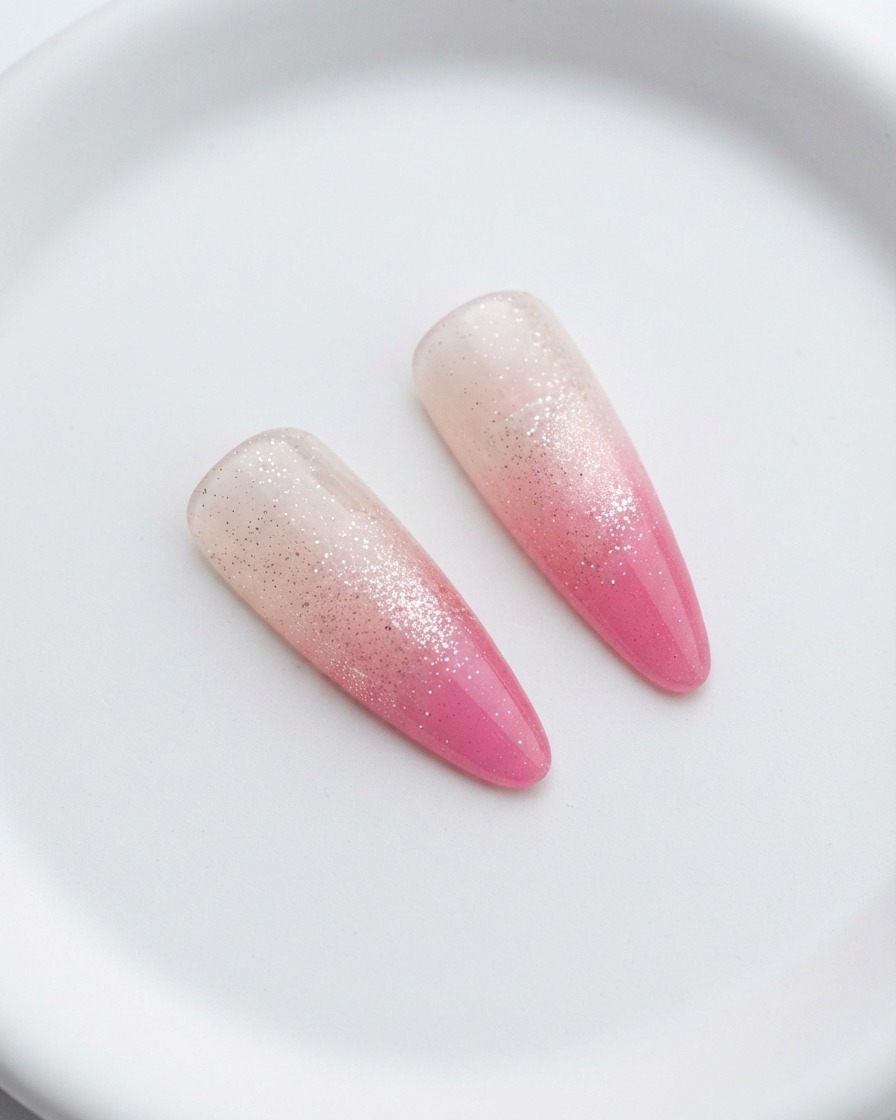 Ongles catalysant sous une lampe UV après la deuxième couche rose.