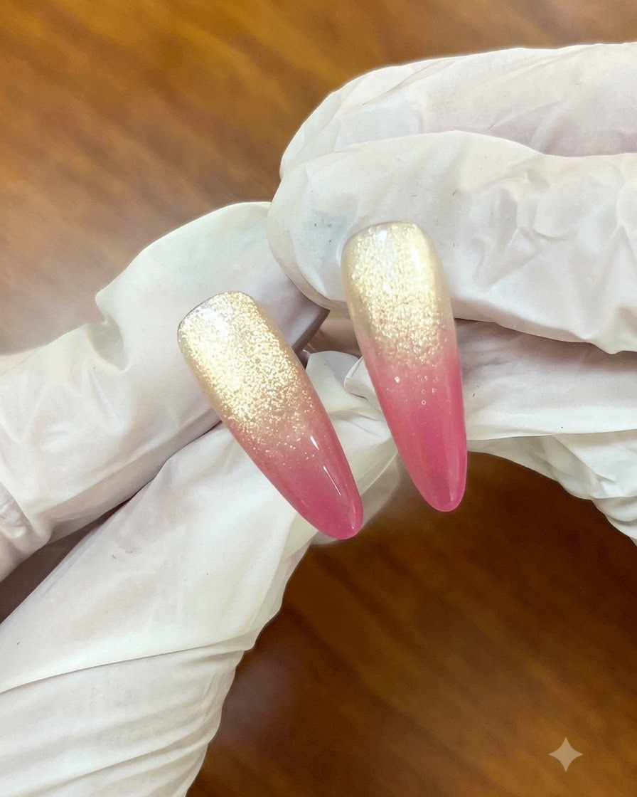 Un petit aimant glissant le long du côté gauche dun ongle enduit de gel pour affiner les paillettes cat-eye.