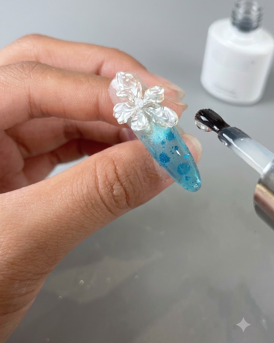 Gros plan dun ongle décoré en cours de catalysation à lintérieur dune lampe à ongles UV/LED.