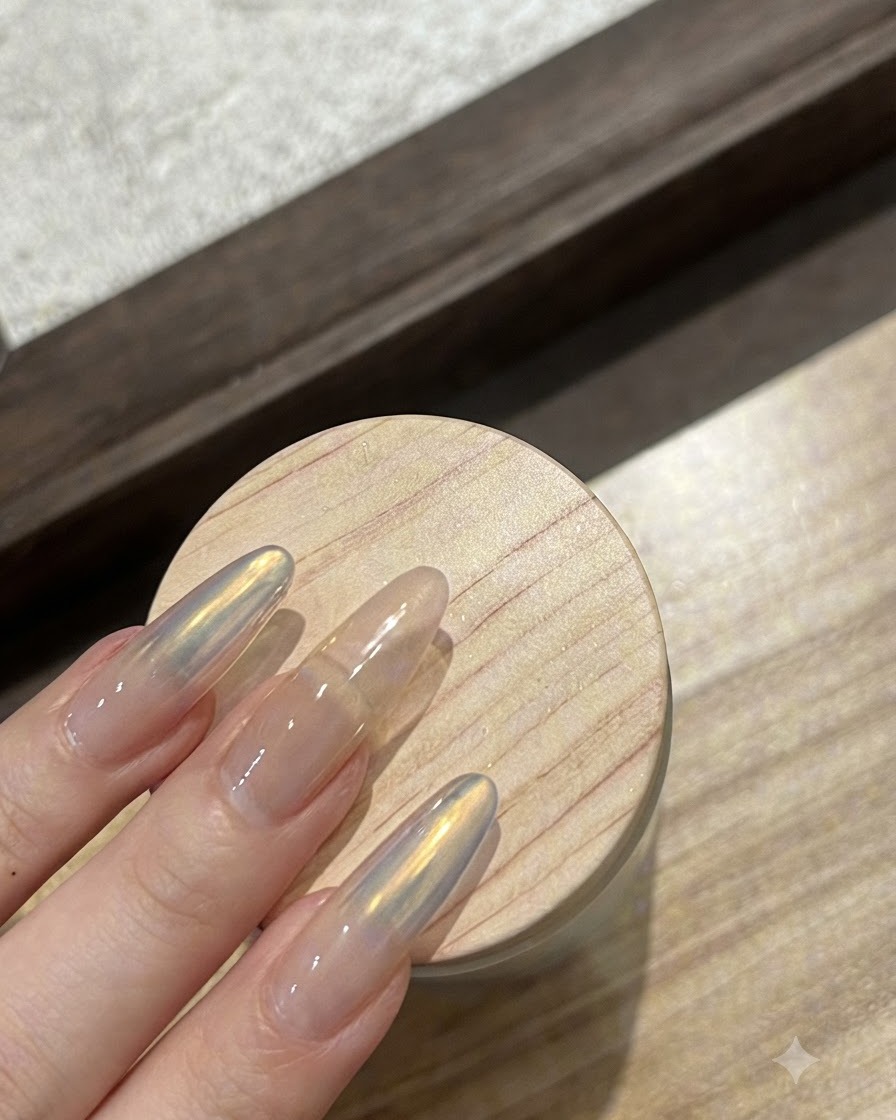 Un gel de construction transparent étalé au pinceau sur longle poudré effet aurore.