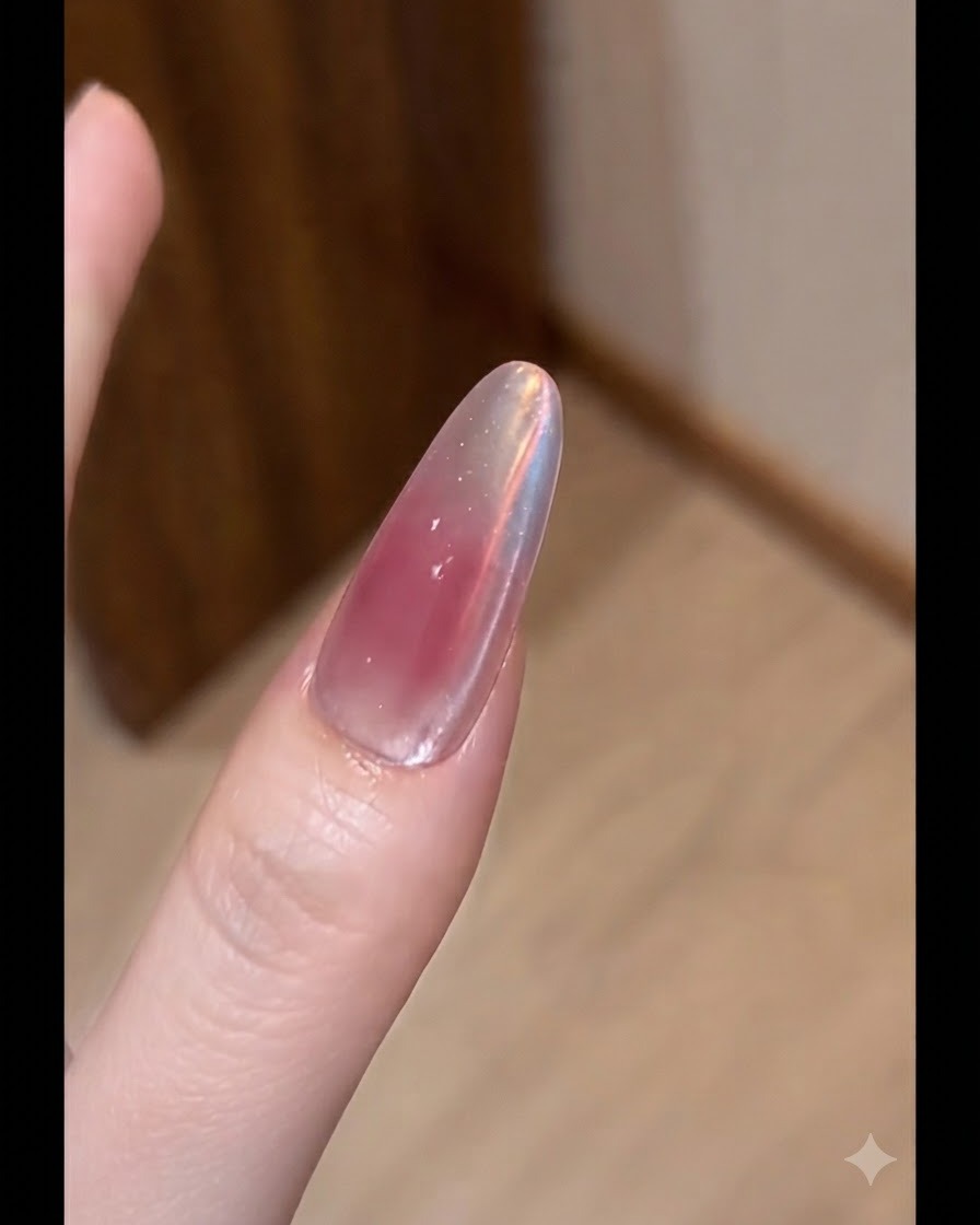 Un pinceau plat appliquant une fine couche de gel couleur nude sur une extension dongle.