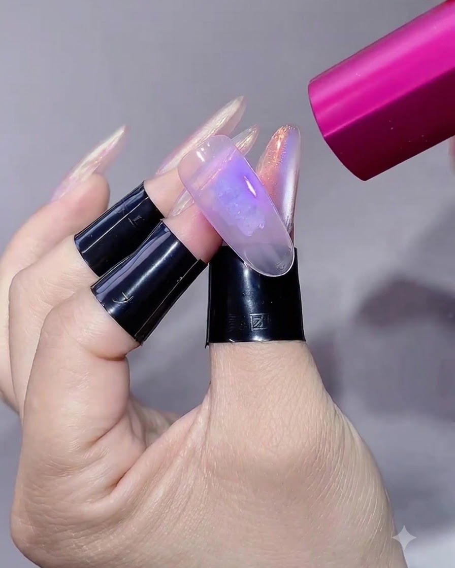 Une lampe UV/LED rose portative éclairant une extension dongle manucurée.