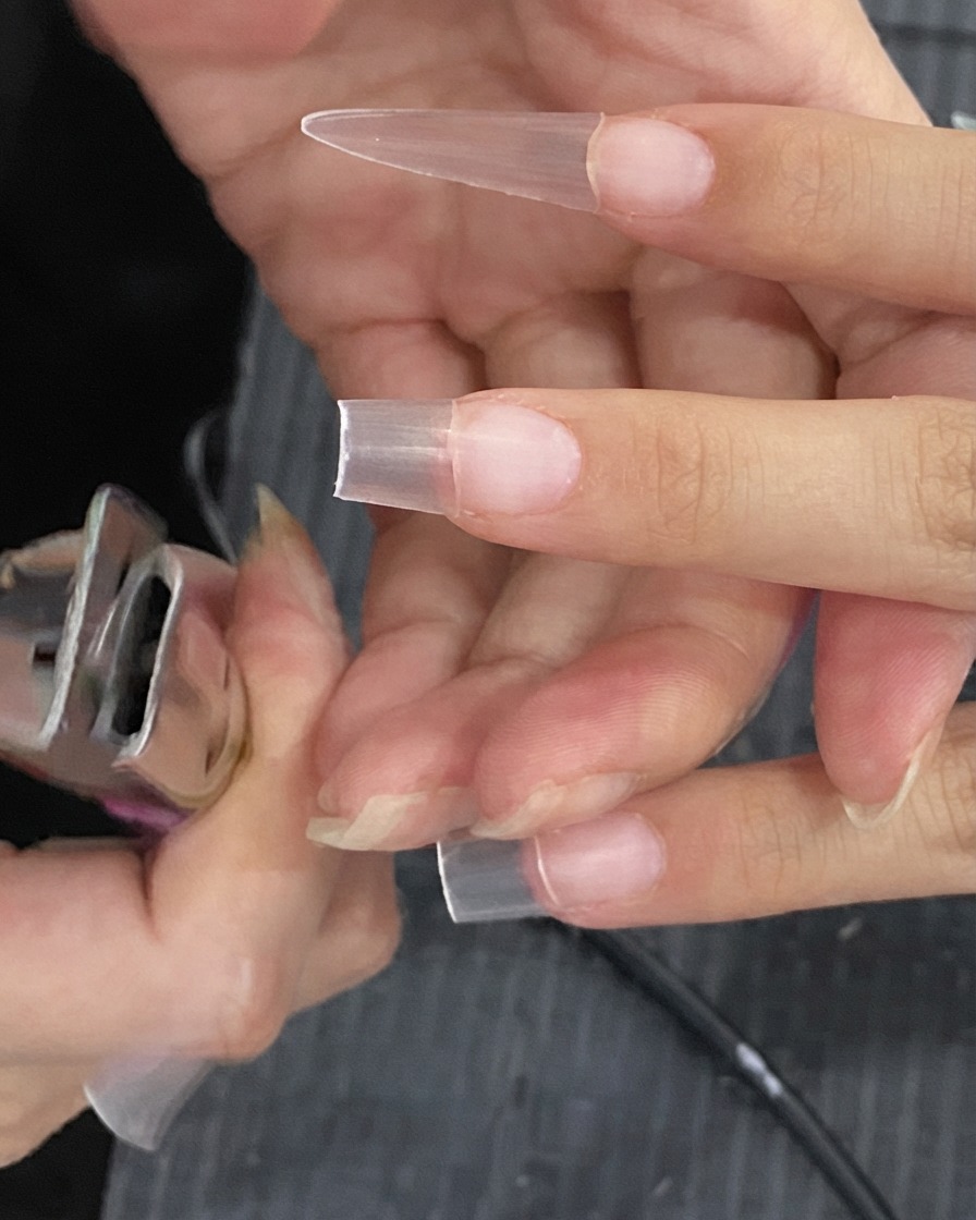 Ciseaux coupe-ongles coupant la longueur excessive dune extension dongle artificielle transparente.
