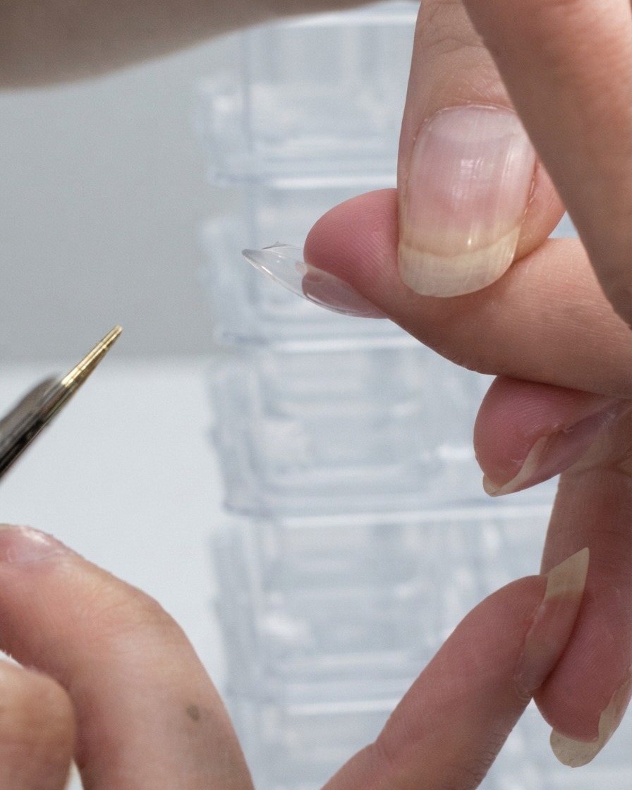 Doigt brièvement inversé pour niveler le gel de construction et créer une structure dapex naturelle.