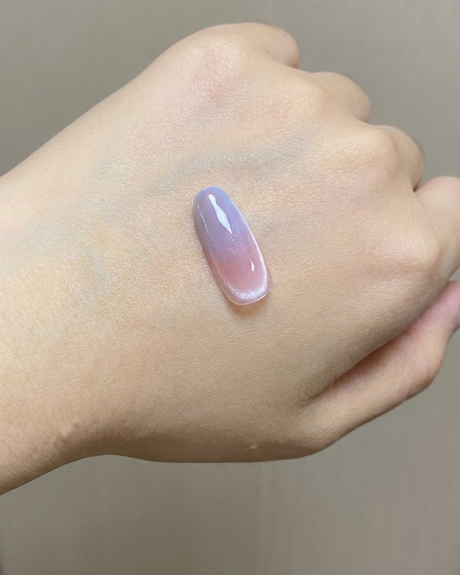 Une éponge appliquant du gel stamping bleu sur la partie supérieure dune capsule dongle dégradée.