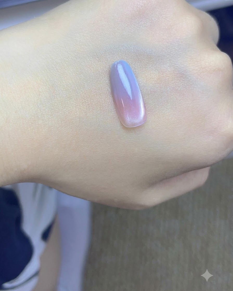Une capsule dongle avec des couches dégradées rose et bleu en cours de catalysation sous une lampe UV/LED.