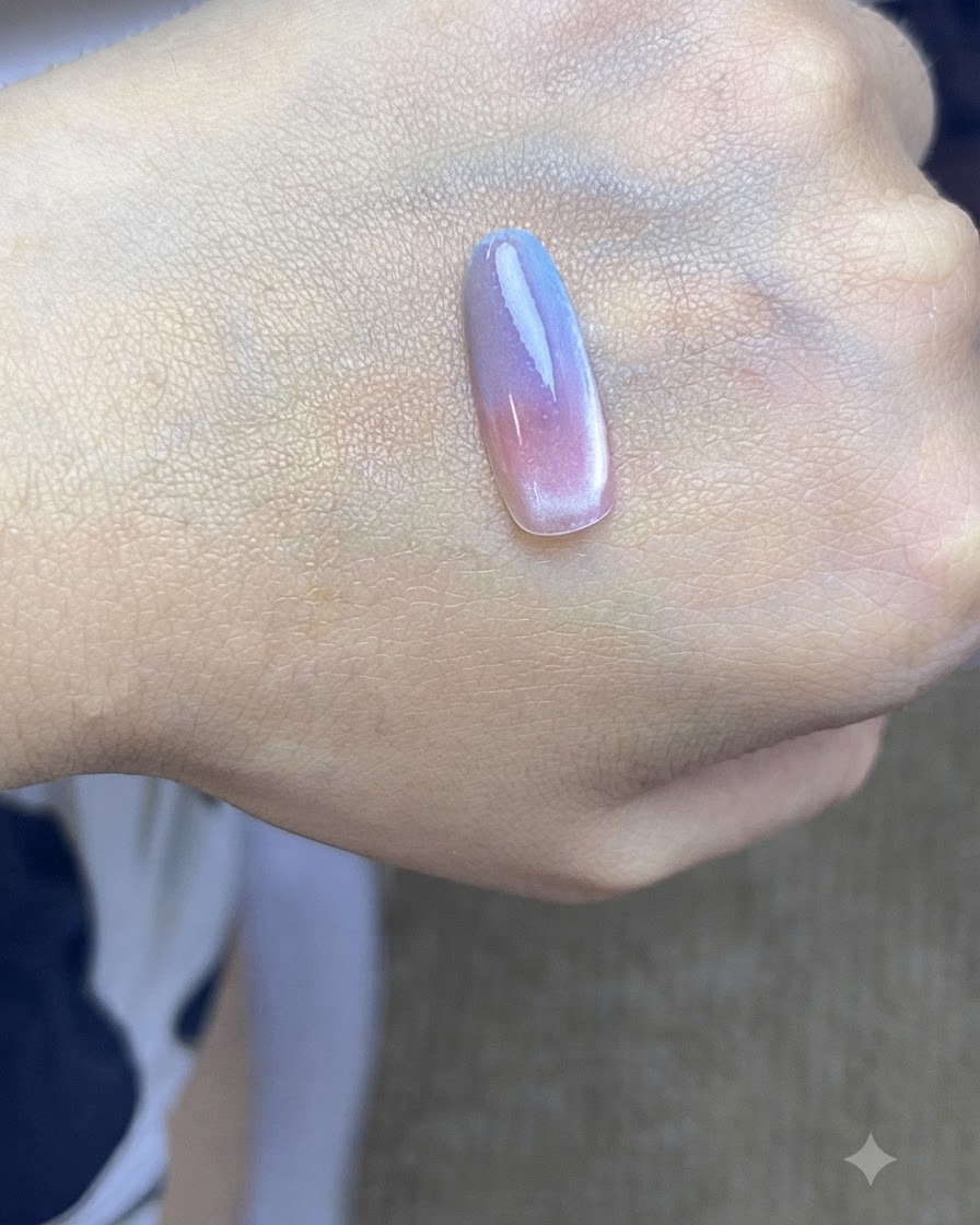 Une capsule dongle placée sous une lampe de catalysation UV après lapplication de la seconde couche de dégradé bleu.