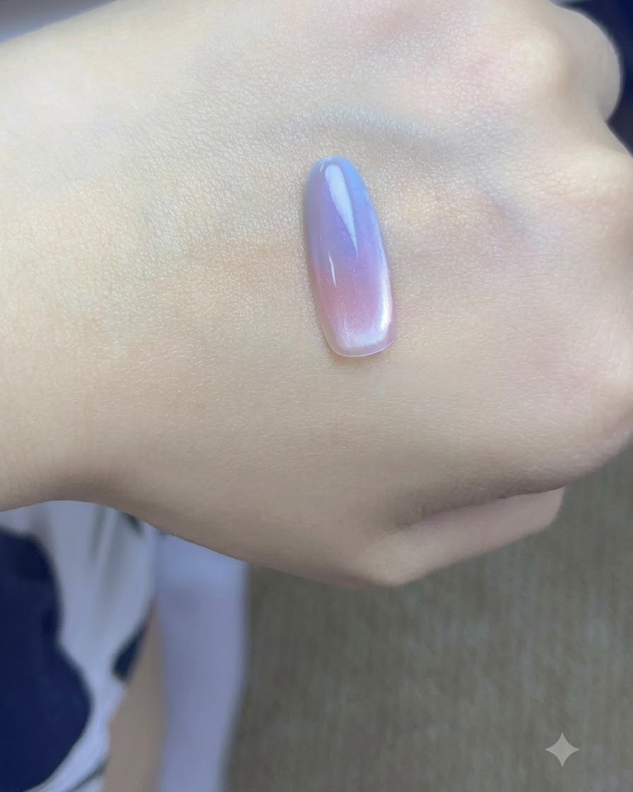 Un petit aimant tenu près du côté dune capsule dongle peinte pour concentrer les particules cat-eye.
