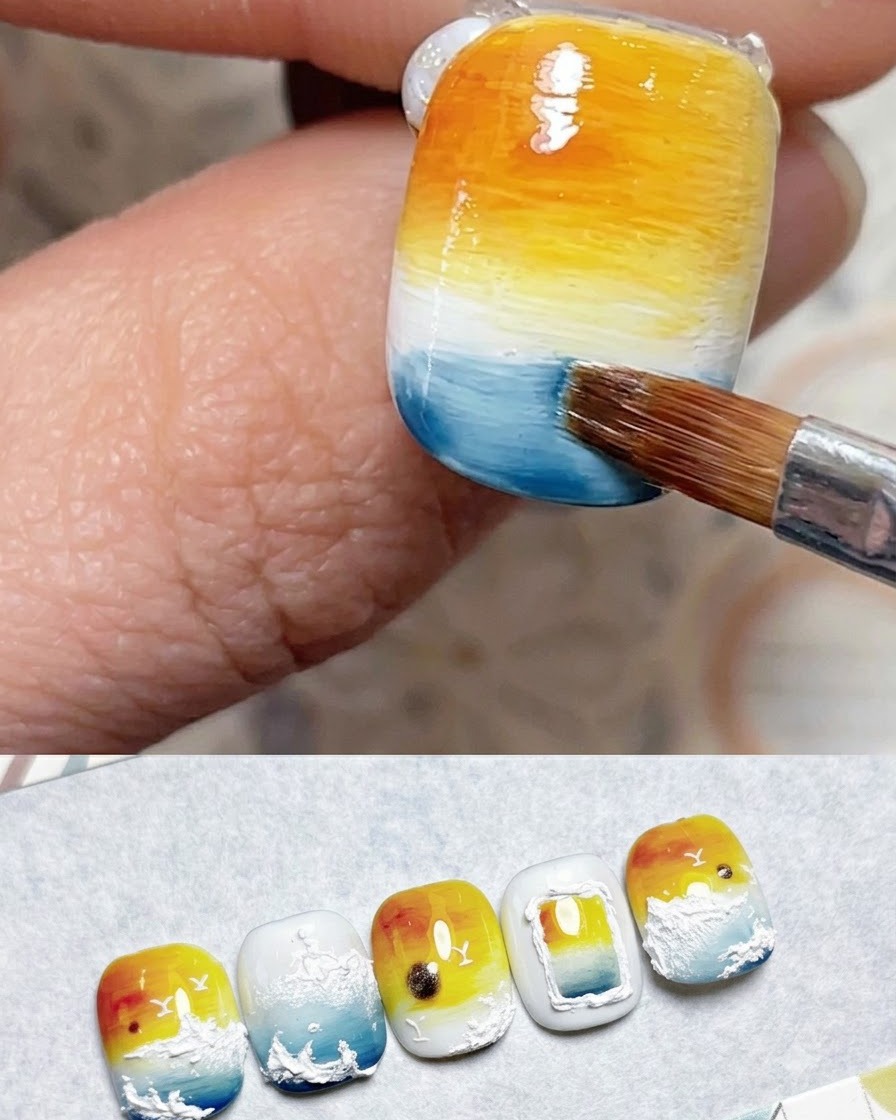 Un pinceau appliquant du gel bleu foncé le long du bord inférieur de longle.