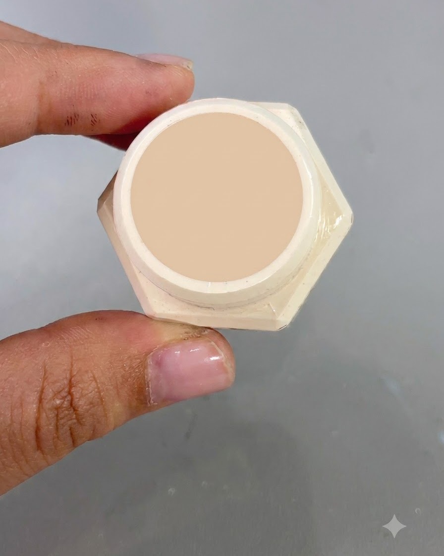 Un pot ouvert de gel or clair fluide n° 2 montré en gros plan devant un fond dongles.