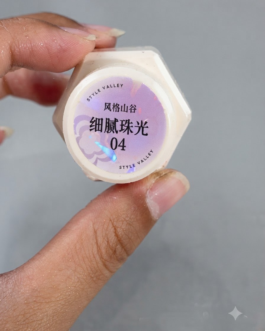 Un pinceau appliquant du gel nacré numéro 4 sur la surface dun ongle.