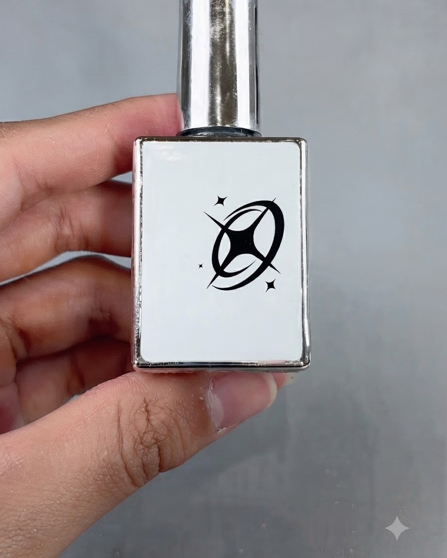 Un flacon de gel autonivelant blanc laiteux tenu en main, prêt à lemploi.