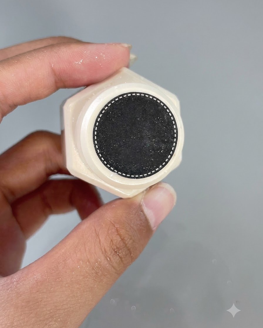 Le capuchon inférieur dun flacon de vernis gel montrant un motif texturé détaillé.