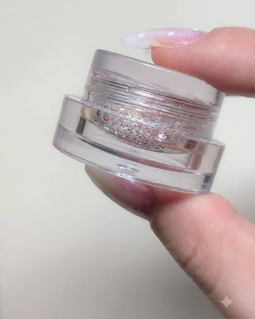 Un petit pot contenant des sequins de paillettes détoiles iridescentes et des particules fines de la série Fairy Tale.