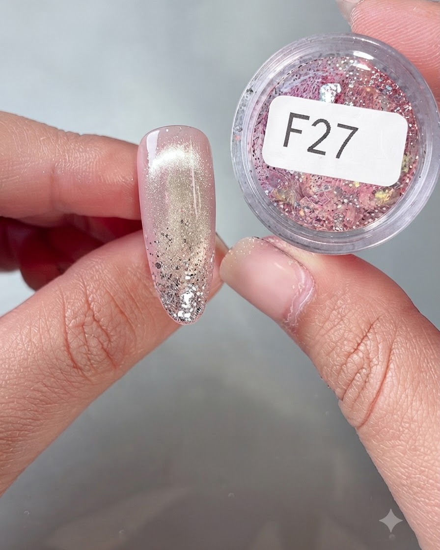 Gros plan dun ongle décoré de paillettes en flocons colorés du pot F27 à laide dun outil fin.