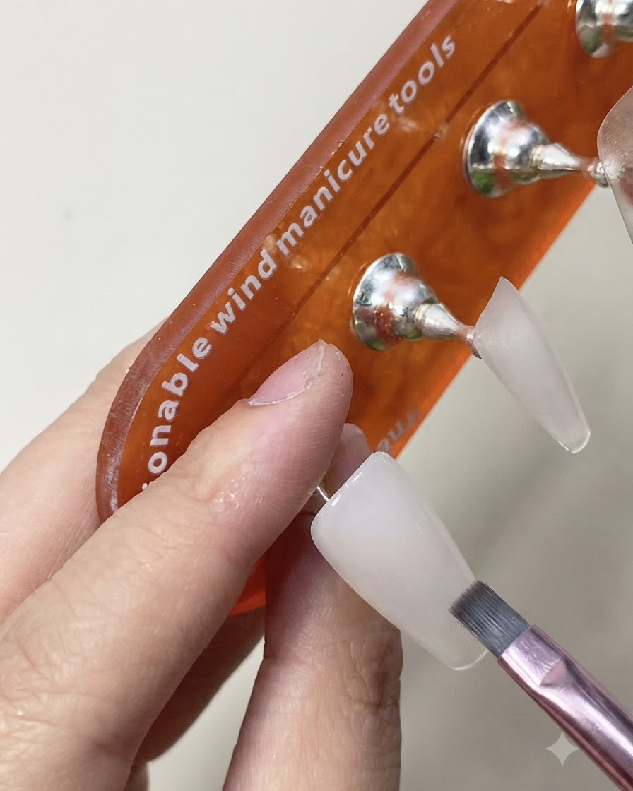 Un pinceau appliquant une couche de finition brillante sur lextension dongle blanc laiteux catalysée.