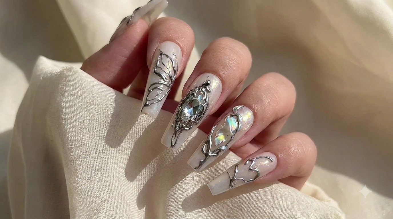 Nail art papillon chrome argenté sur base blanc laiteux : tutoriel étape par étape