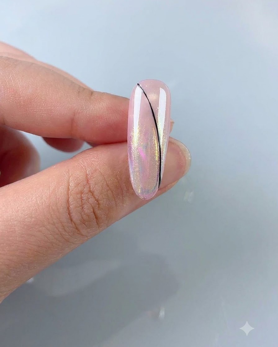 Un pinceau fin trace une ligne noire incurvée délicate sur un ongle rose aurora.
