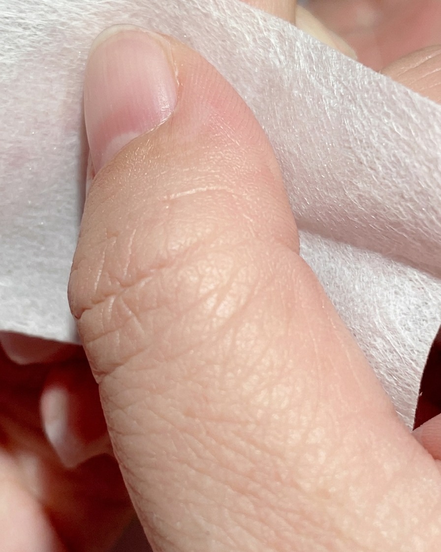 Carré de cellulose imbibé de cleaner nettoyant la surface dun ongle matifié.
