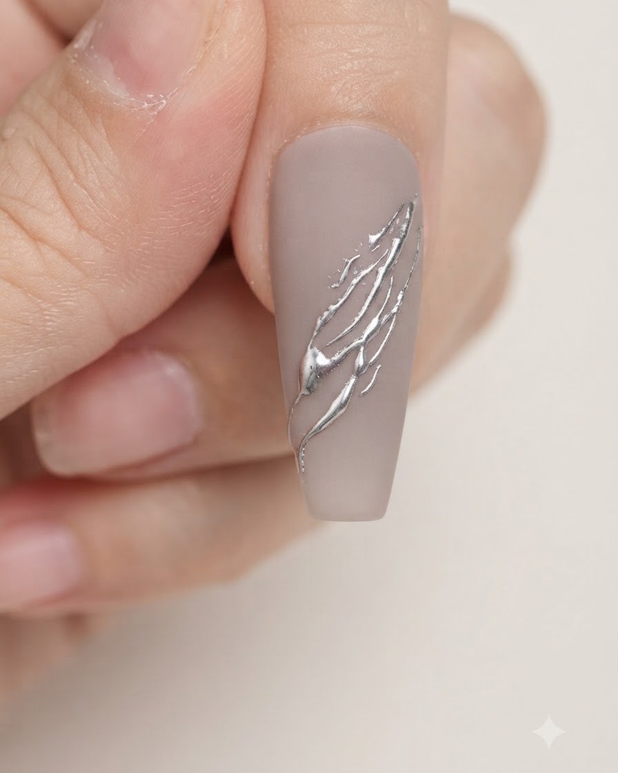 Pinceau éventail souple balayant lexcédent de poudre brillante sur un ongle manucuré.
