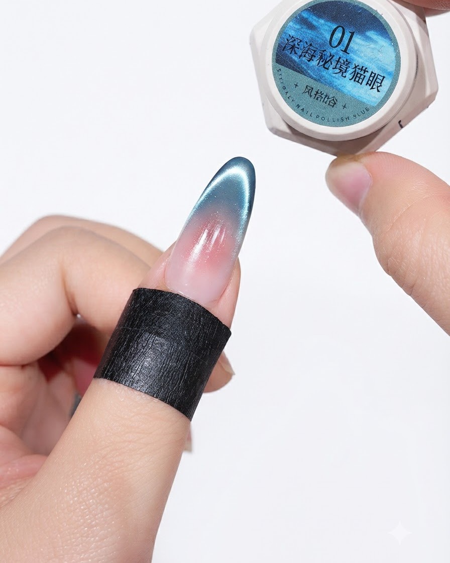 Un pot de gel œil de chat Deep Sea Secret No. 1 exposé à côté dun design dongle catalysé.