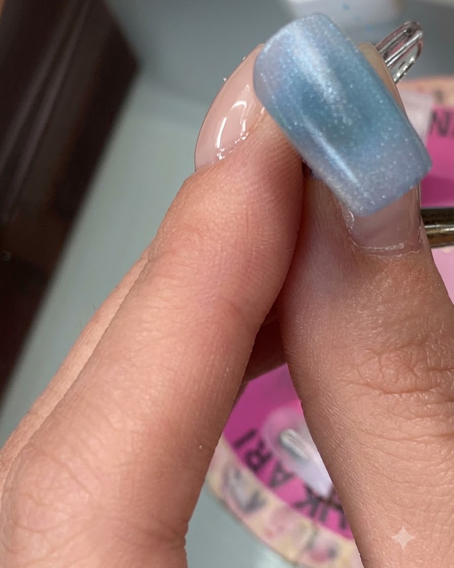 Un ongle dindex affichant une première couche lisse de gel couleur sésame noir.