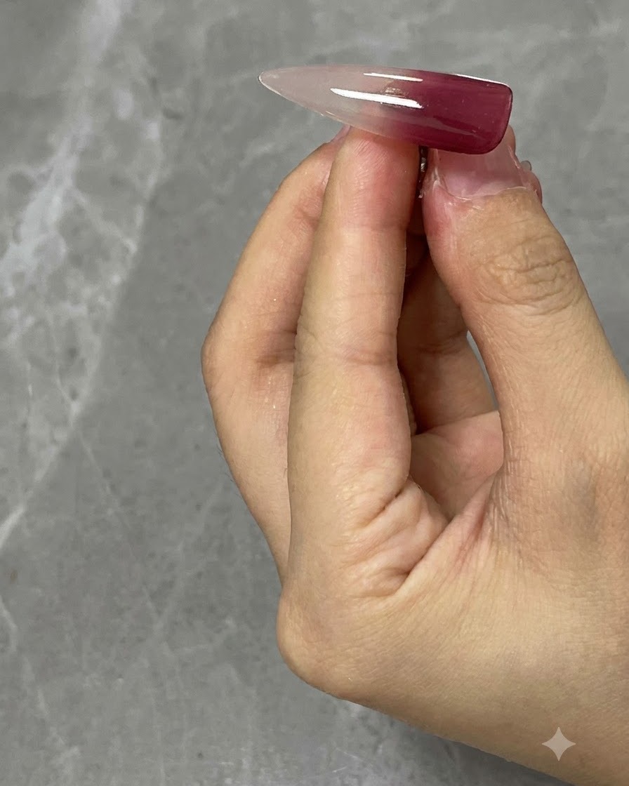 Une capsule dentraînement transparente montrant une application de rouge vin sur la section supérieure.