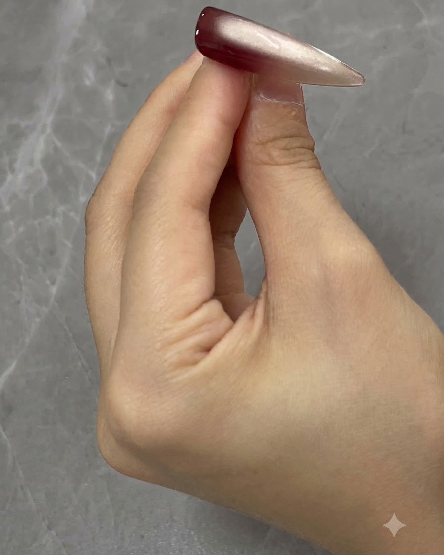 Application dune seconde couche de gel cat-eye sur la surface de longle.