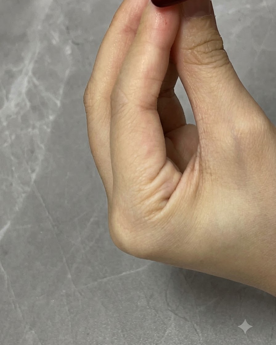 Un ongle en cours de catalysation sous une lampe UV LED après avoir façonné les particules cat-eye.