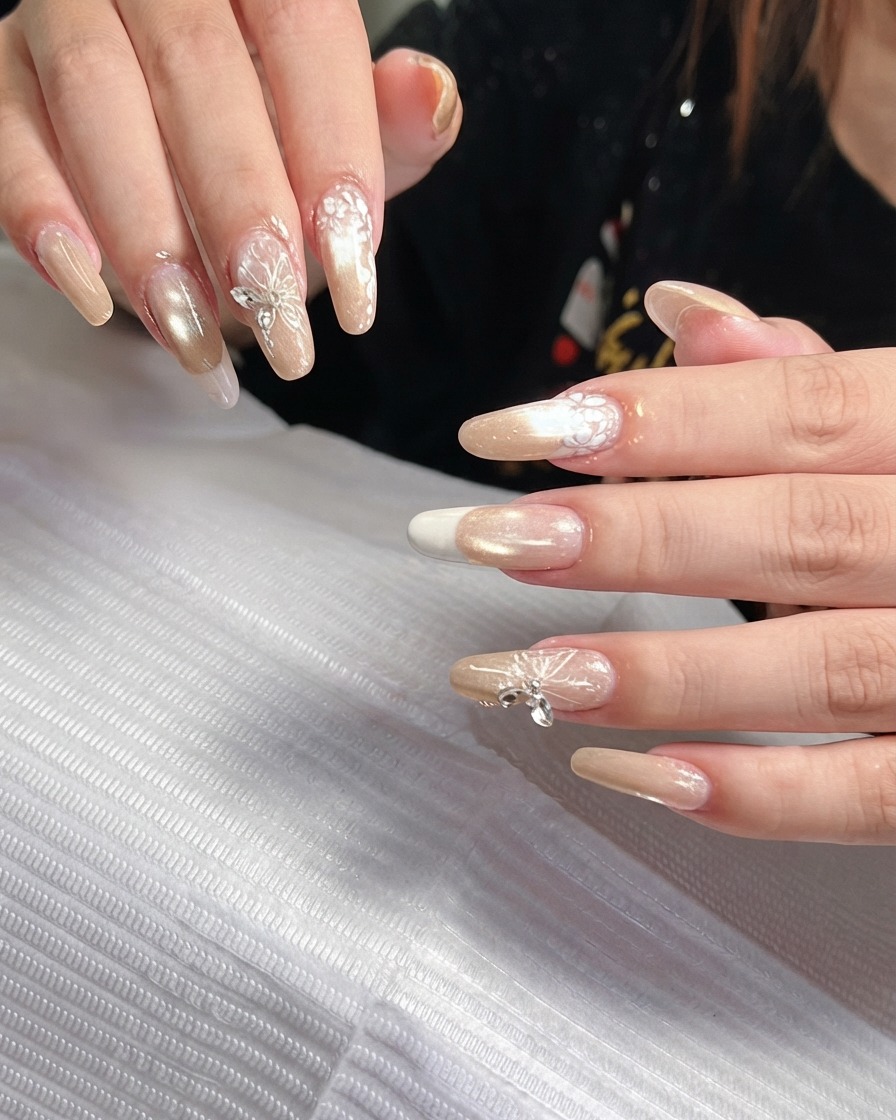 Gros plan sur les doigts de la main droite mettant en valeur le dégradé nude translucide et la transition douce du French fade.