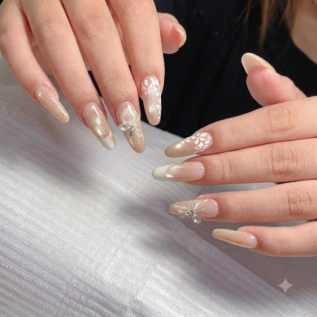 Gros plan détaillé dun bijou papillon 3D argenté étincelant solidement fixé près de la cuticule sur un ongle décoré.