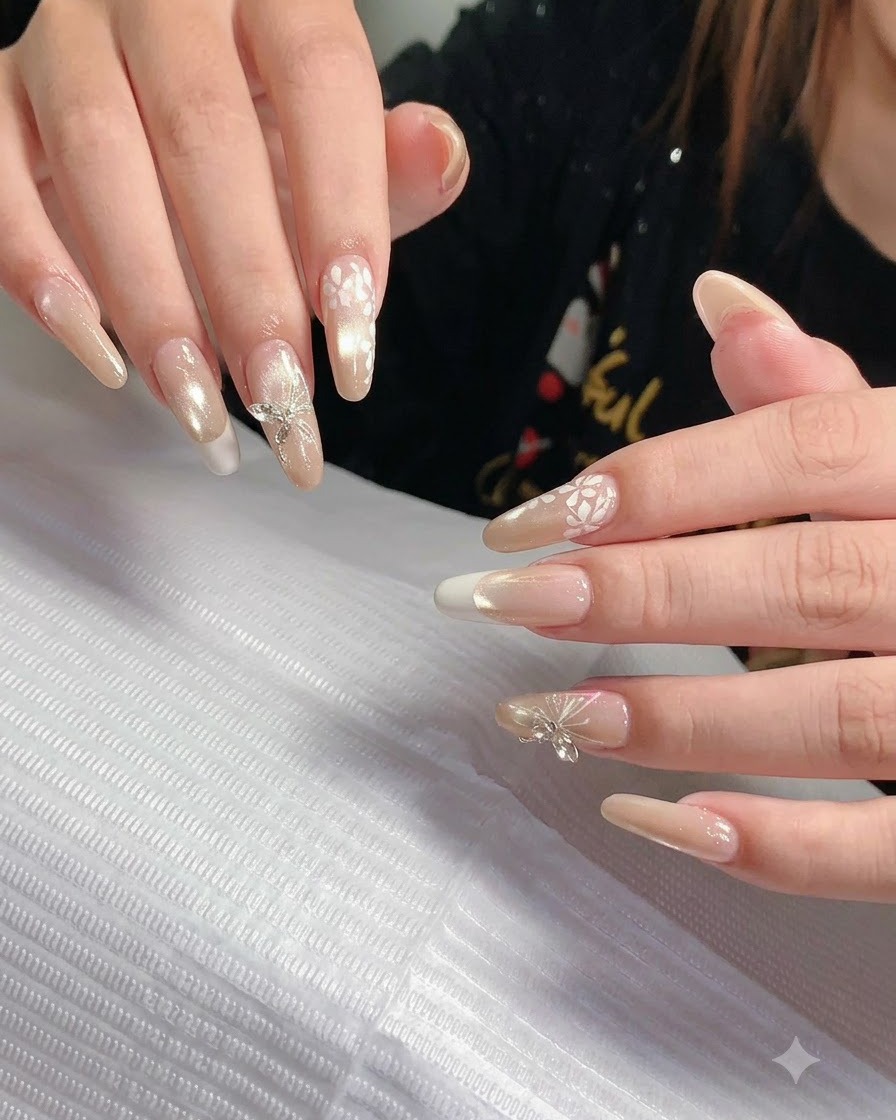 Gros plan sur les mains légèrement inclinées pour montrer la courbe douce et les parallèles réguliers des longs ongles sculptés.